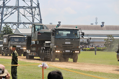 陸上自衛隊下志津駐屯地創設63周年記念行事「つつじ祭り」式典での高射学校の災害派遣関連車両のパレード。