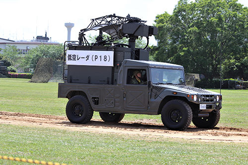陸上自衛隊下志津駐屯地創設63周年記念行事「つつじ祭り」式典での高射学校の低空レーダー(P18)搭載車両。