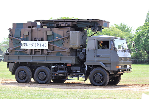 陸上自衛隊下志津駐屯地創設63周年記念行事「つつじ祭り」式典での高射学校の低空レーダー(P14)搭載車両。