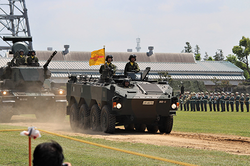 陸上自衛隊下志津駐屯地創設63周年記念行事「つつじ祭り」式典での高射学校の96式装輪装甲車パレード。