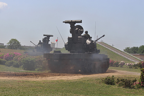 陸上自衛隊下志津駐屯地創設63周年記念行事「つつじ祭り」式典での高射学校の87式自走高射機関砲パレード。