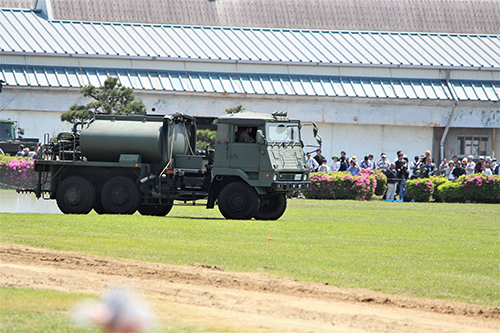 陸上自衛隊下志津駐屯地創設63周年記念行事「つつじ祭り」式典での高射学校の散水車両。