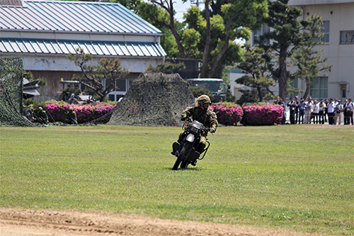 陸上自衛隊下志津駐屯地創設63周年記念行事「つつじ祭り」式典での高射学校のアトラクション・第１空挺団のオートバイ偵察隊。