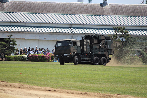 陸上自衛隊下志津駐屯地創設63周年記念行事「つつじ祭り」式典での高射学校のアトラクション・対空レーダー搭載車両。
