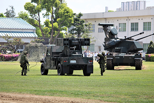 陸上自衛隊下志津駐屯地創設63周年記念行事「つつじ祭り」式典での高射学校のアトラクション・11式短距離地対空誘導弾搭載車両と87式自走高射機関砲。