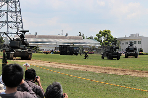 陸上自衛隊下志津駐屯地創設63周年記念行事「つつじ祭り」式典での高射学校のアトラクション・各装備の展開の様子。