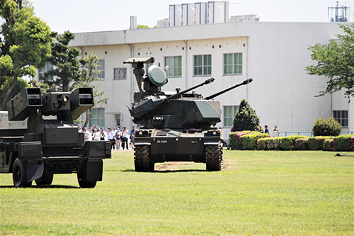 陸上自衛隊下志津駐屯地創設63周年記念行事「つつじ祭り」式典での高射学校のアトラクション・11式短距離地対空誘導弾搭載車両と87式自走高射機関砲。