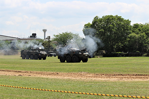 陸上自衛隊下志津駐屯地創設63周年記念行事「つつじ祭り」式典での高射学校のアトラクション・82式指揮通信車と96式装輪装甲車。