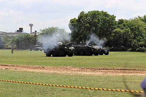 陸上自衛隊下志津駐屯地創設63周年記念行事「つつじ祭り」式典での高射学校のアトラクション・82式指揮通信車と96式装輪装甲車、軽装甲機動車LAV。