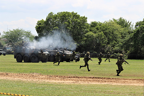 陸上自衛隊下志津駐屯地創設63周年記念行事「つつじ祭り」式典での高射学校のアトラクション・突撃!!