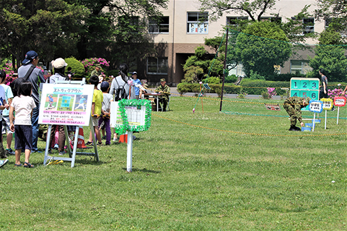 陸上自衛隊下志津駐屯地創設63周年記念行事「つつじ祭り」でのアトラクションゲーム・ストラックアウト。><noscript><img src=