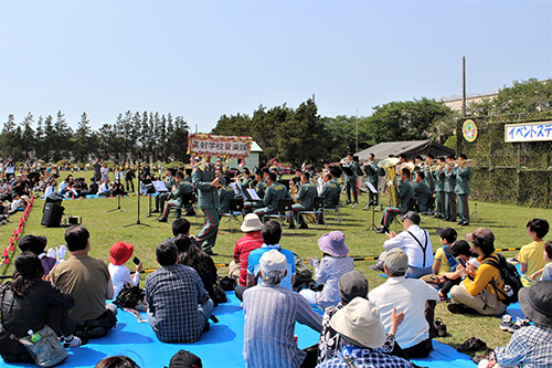 陸上自衛隊下志津駐屯地創設63周年記念行事「つつじ祭り」での高射学校音楽隊の演奏。