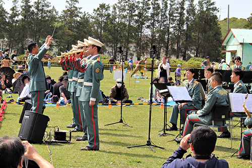 陸上自衛隊下志津駐屯地創設63周年記念行事「つつじ祭り」での高射学校音楽隊のラッパ演奏。