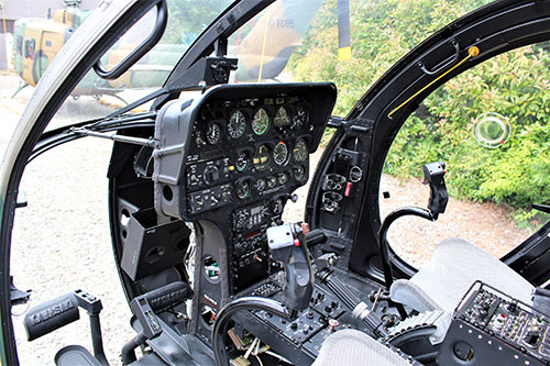 OH-6Dのコックピット。