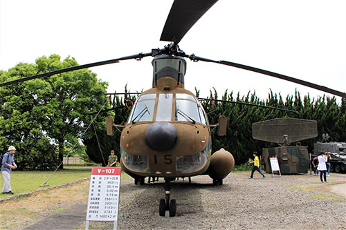 霞ケ浦駐屯地広報展示場の救難ヘリV-107「バートル」正面写真。