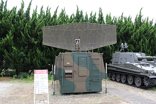 霞ケ浦駐屯地広報展示場のJTPS-P5対空レーダー装置。