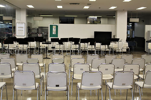 霞ケ浦駐屯地内の食堂・厚生センターのミニコンサート会場