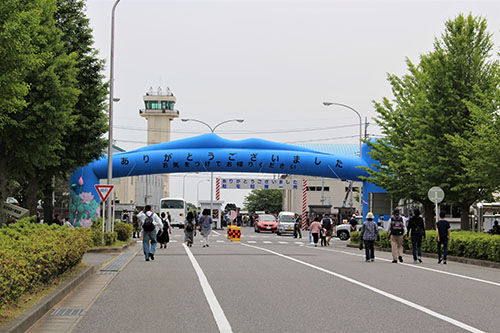 霞ケ浦駐屯地正門方向から航空学校管制塔が見えます。