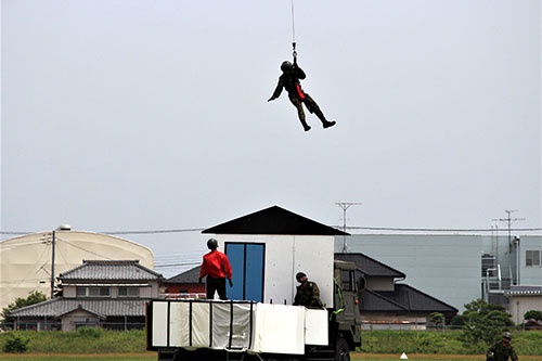 航空学校霞ヶ浦校のUH-1Jによる災害派遣時の人命救助の実演展示