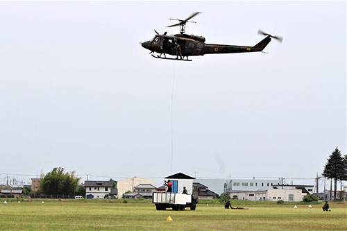 航空学校霞ヶ浦校のUH-1Jによる災害派遣時の人命救助の実演展示