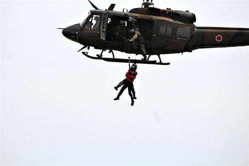 航空学校霞ヶ浦校のUH-1Jによる災害派遣時の人命救助の実演展示