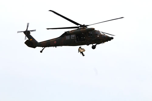 航空学校霞ヶ浦校のUH-60JA「ブラックホーク」による災害派遣時の人命救助の実演展示