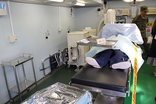 航空学校霞ヶ浦校展示の救急車内部の医療機器