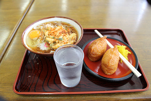 霞ケ浦駐屯地内の食堂での天ぷらそばとお稲荷さん