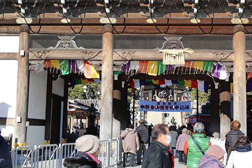 成田山新勝寺の総門2