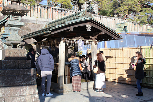 成田山新勝寺の参拝前の手水でのお清め