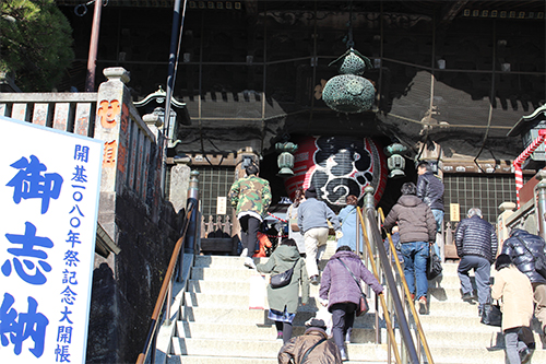成田山新勝寺の参拝前の最初の石段