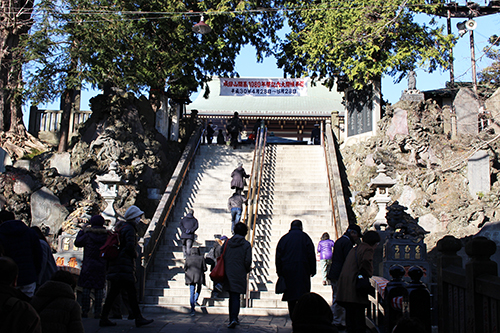 成田山新勝寺の参拝前の次の石段