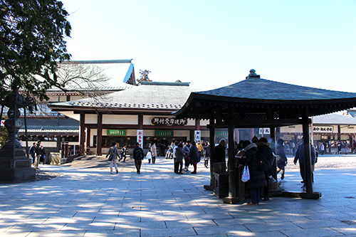 成田山新勝寺の本堂前の常香炉