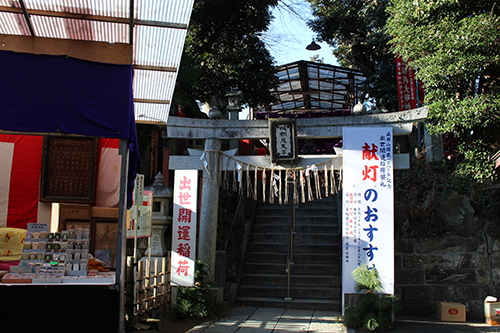 成田山新勝寺出世開運稲荷の鳥居前