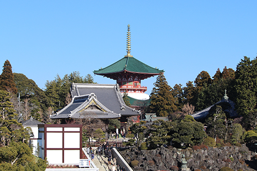 成田山新勝寺の平和大塔と額堂（重要文化財）、光明堂（重要文化財）