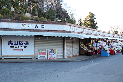 成田山新勝寺境内横の奥山広場入口