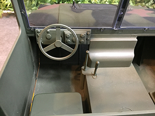 21stCenturyToysのHumveeトラック運転席