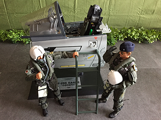 BLUEBOX社のF15コックピットアクションフィギュアと1