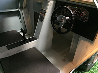 陸自LAVもどき運転席
